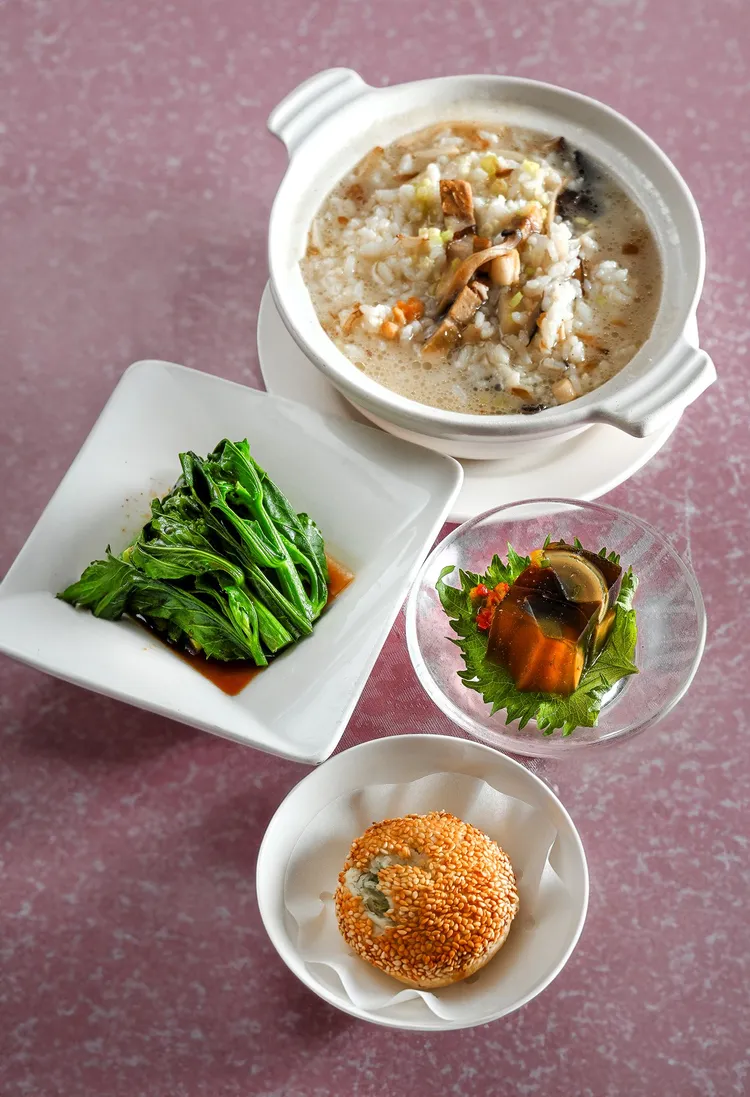暖胃香菇肉粥搭配燒焦皮蛋凍、蠔油芥藍及外酥內香的蘿蔔絲酥餅，呈現「王朝早安．當港點遇見台味」週末套餐的豐富層次，每套320元，另加一成服務費。台北凱撒大飯店提供