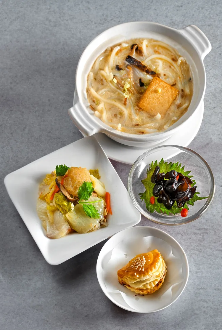 「王朝早安．當港點遇見台味」週末套餐，供應時間為每週六、日上午10點至下午2點30分。圖為推薦組合：台式米粉湯、醋溜雲耳、古早味白菜滷及蜜汁叉燒酥，每套320元，另加一成服務費。台北凱撒大飯店提供