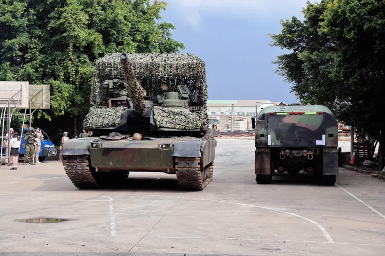 M1A2T戰車與M978重型油罐車。李俊毅攝