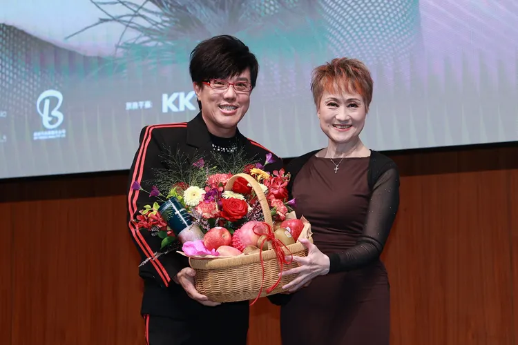 尤雅（右）10月24日將在高流舉辦全新巡演《往事只能回味》，嘉賓馮偉傑今現身記者會送花。娛樂中心攝