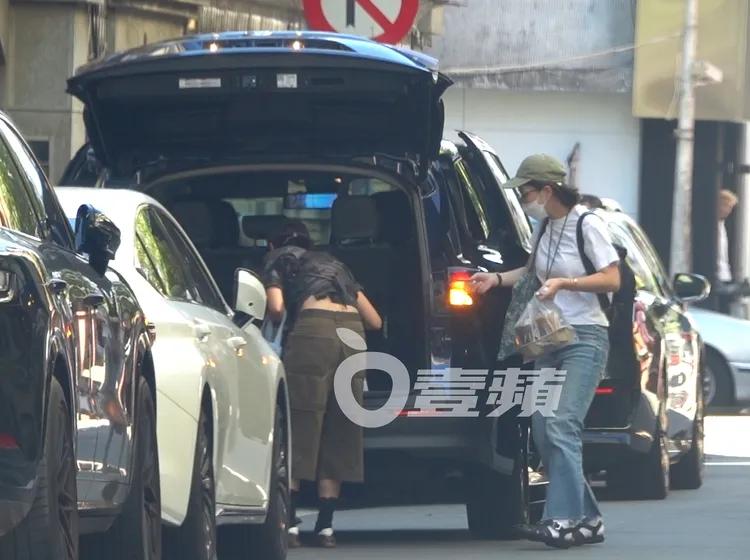 隋棠搭新保母車到御用髮廊洗頭，助理幫忙從後車廂拿東西出來。特勤中心攝