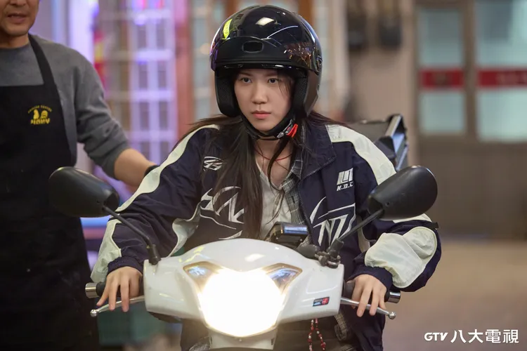 李蕊飾演外送員，騎車技術熟練讓韓石圭驚豔。八大電視提供