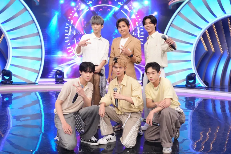 孫協志（後排中）攜新生代男團MBT1演唱5566經典舞曲〈無所謂〉。華視提供