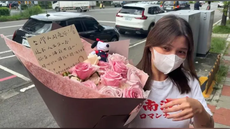 王瑞德署名「你爸爸陳水扁的老朋友」，託業者送上鮮花給陳幸妤。莊曜聰攝