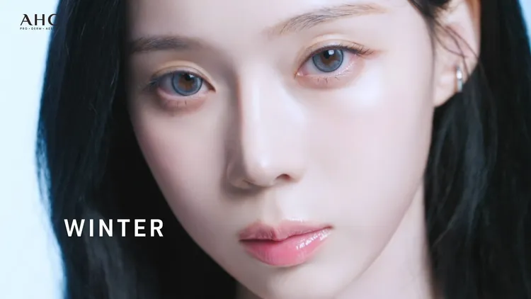 aespa Ｗinter拍攝AHC醫美科研超光微晶系列形象廣告。翻攝影片
