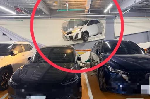 3D壁畫？白色轎車撞破停車場牆「卡輪懸空」　下方3車遭殃
