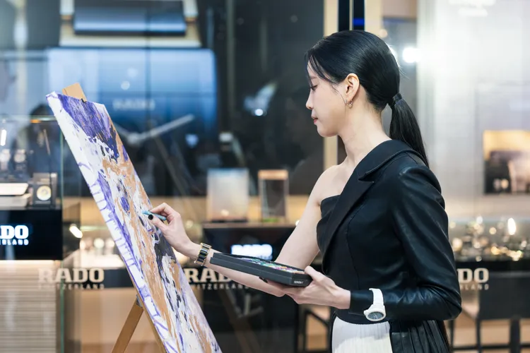 程予希特別為Rado高科技陶瓷40周年創作。品牌提供