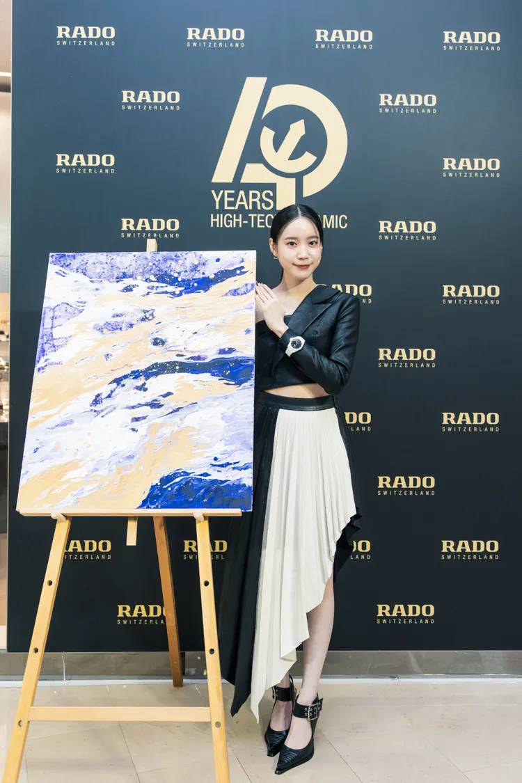 程予希特別為Rado高科技陶瓷40周年創作。品牌提供