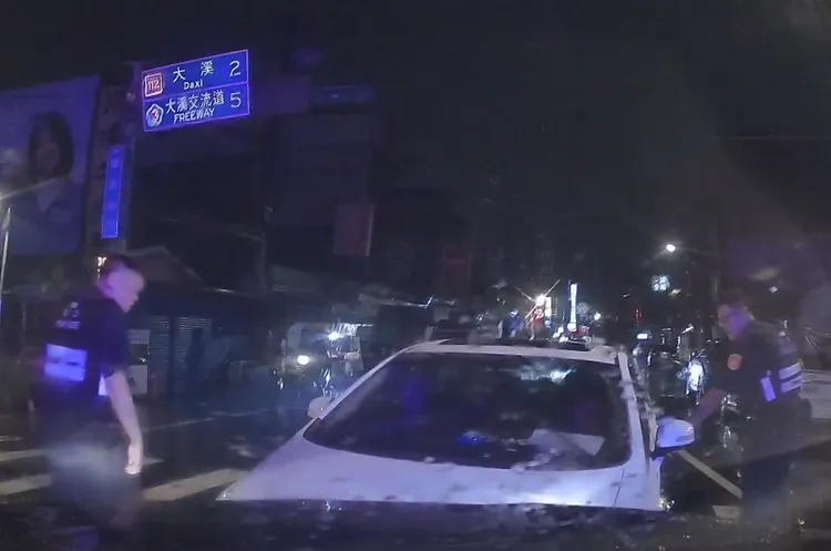 男開車逆向撞警車。翻攝畫面