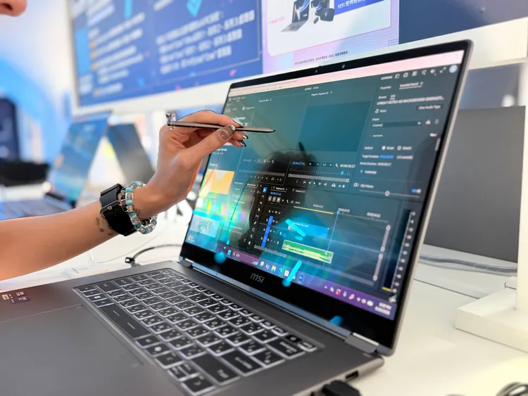 MSI現場以Prestige系列示範AI PC應用，透過觸控筆直接操作影像與影音創作軟體。趙筱文攝
