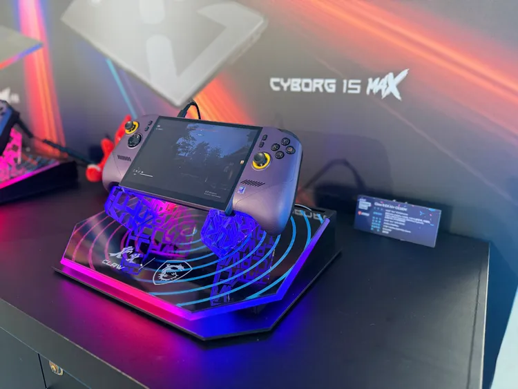 MSI Claw系列電競掌機於活動現場開放展示，讓玩家可近距離體驗操作手感與實際遊戲畫面。趙筱文攝