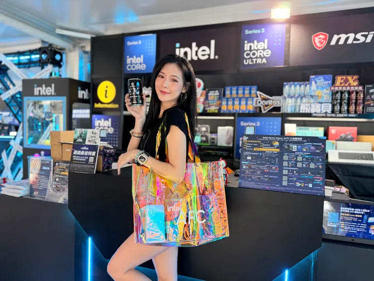 現場同步陳列多款Intel Gamer Days活動贈品與合作品牌好禮，搭配期間限定購機方案，搶攻暑假尾聲與開學換機商機。趙筱文攝