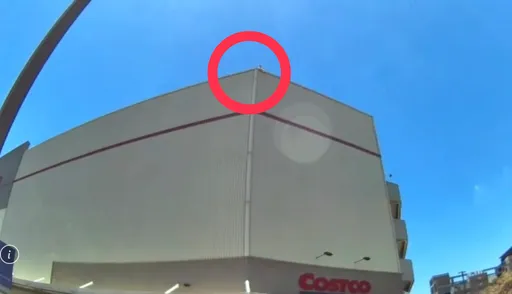 好市多新莊店驚魂！男員工坐屋頂邊緣講電話　消防急鋪氣墊救援