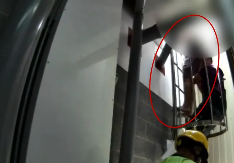 男子最後自行配合離開危險屋簷牆邊位置，順利由警消護送下樓。翻攝畫面