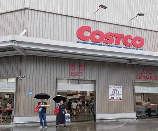 好市多新莊店驚魂！男員工坐屋頂邊緣講電話　消防急鋪氣墊救援