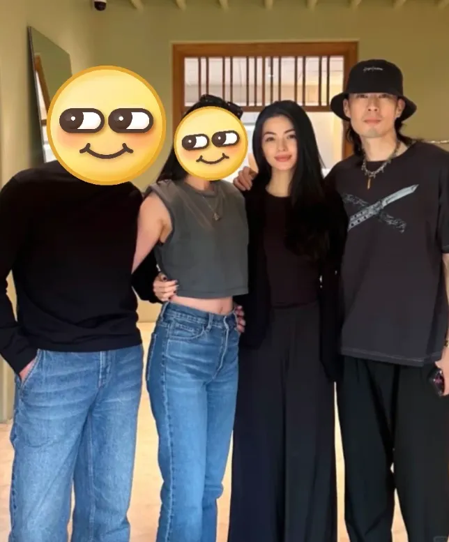 吳建豪摟著愛妻拍4人合影。翻攝汪同學小紅書