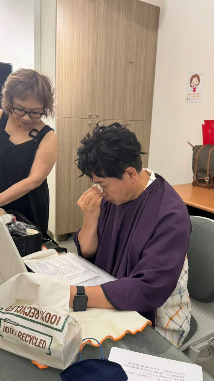 陳凱倫昨《金曲傳愛》彩排，化妝時想到陳盈潔，難過落淚。翻攝陳凱倫臉書