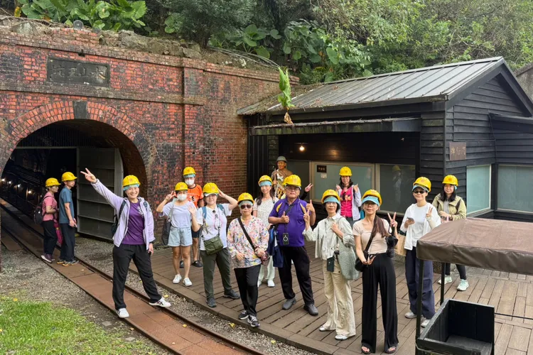 週末系列活動—金瓜石探索，由在地專業導覽人員帶領遊客認識水金九，感受黃金年代留下的文化記憶。觀光局提供