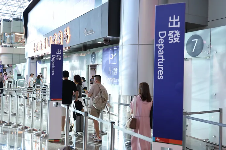 桃園機場民眾出國通關。莊宗達攝
