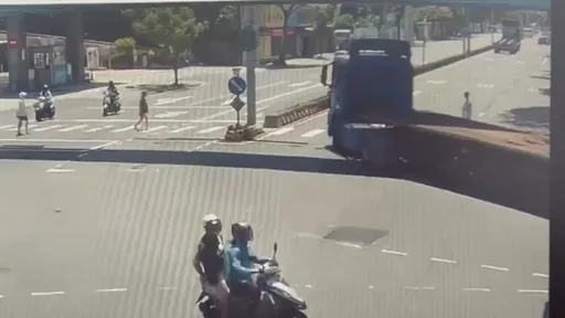 聯結車右轉未禮讓！　行人險遭巨輪吞噬