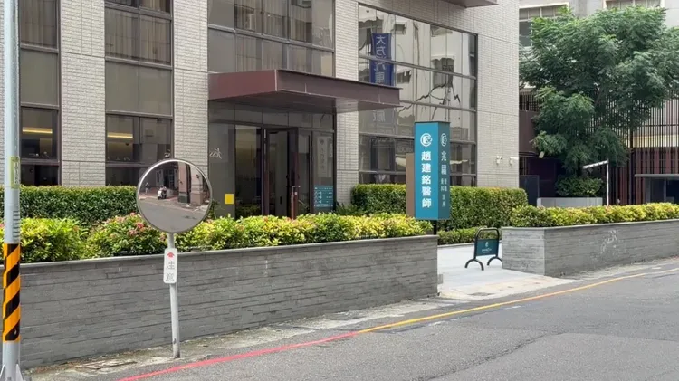 趙建銘診所今天正常看診，病患陸續上門。民眾提供