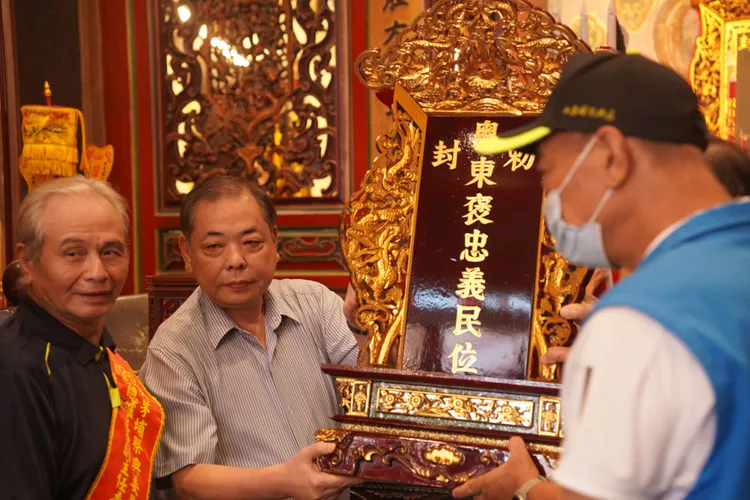 副縣長陳見賢(左二)參與恭迎義民爺儀式。新竹縣府提供