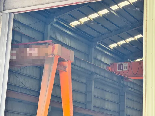 燕巢鋼鐵廠驚傳工安意外！51歲工人換工廠頂部浪板墜落身亡