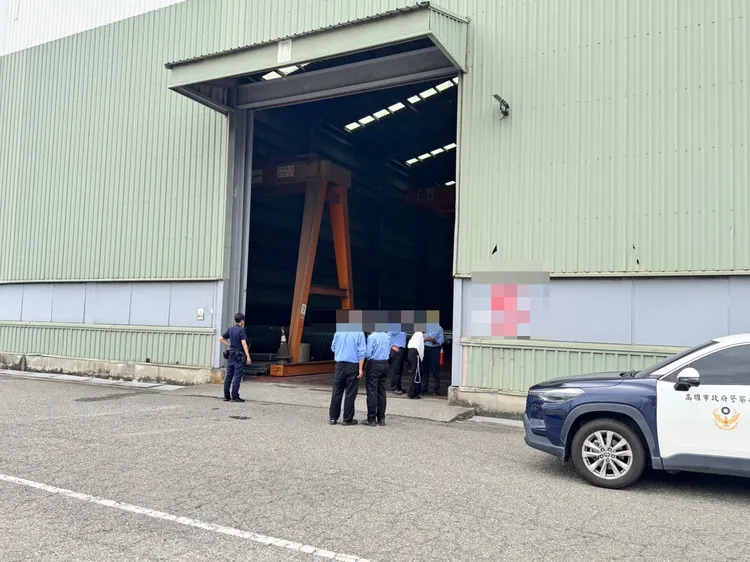 工人換工廠頂部浪板時不慎墜落身亡。翻攝畫面