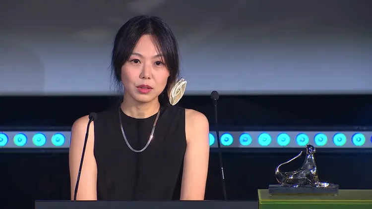金珉禧感言提到兒子，一度哽咽泛淚。翻攝YouTube