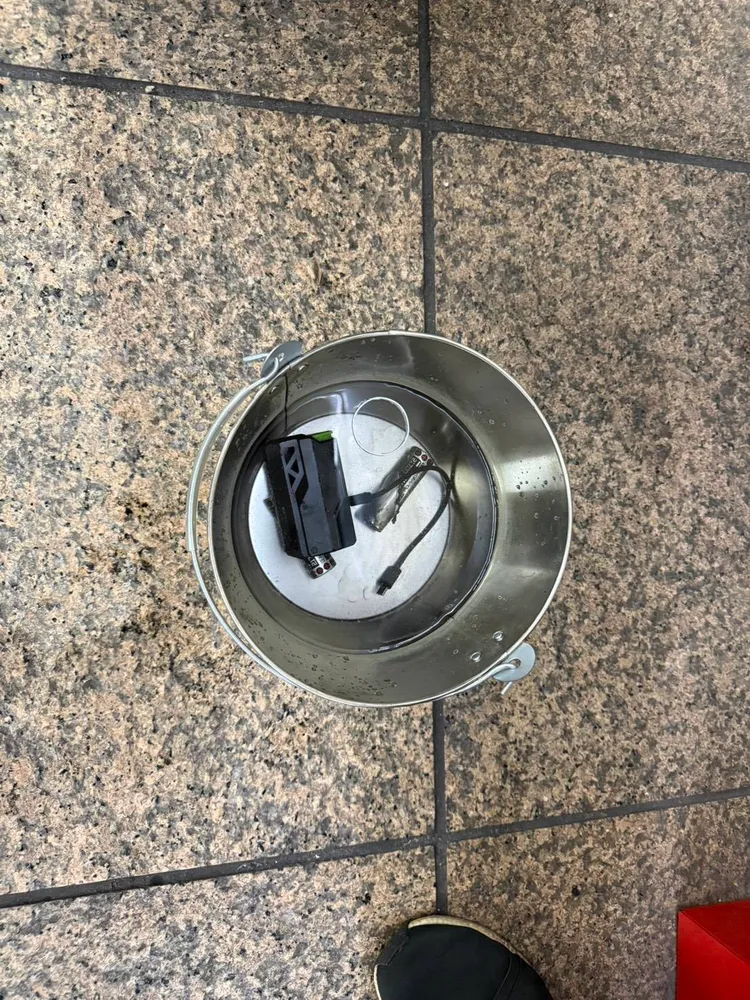 行動電源自燃引起冒煙。翻攝畫面