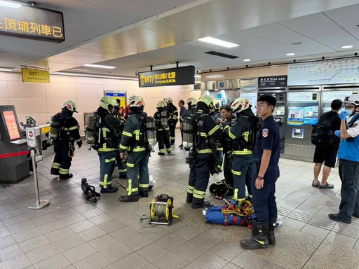 板南線冒煙驚動55名警消到場　1200旅客疏散...1人燒燙傷