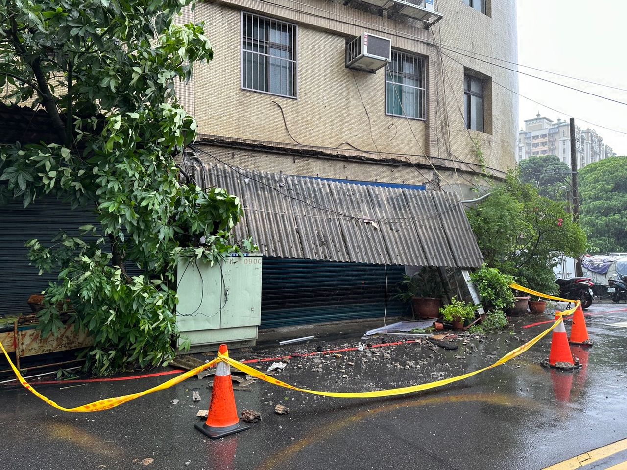 白海豚逼近新北!五股住家雨遮不敵強風「砰」危懸外牆 警拉封鎖線防二次意外