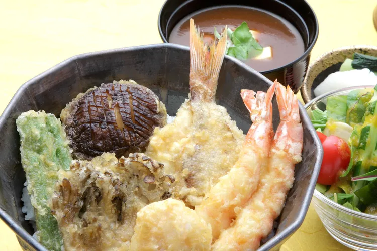 經典「銀座天國天丼」以大車蝦、蟹爪、干貝、蘆筍及蓮藕搭配特製醬汁呈現銀座招牌風味。業者提供