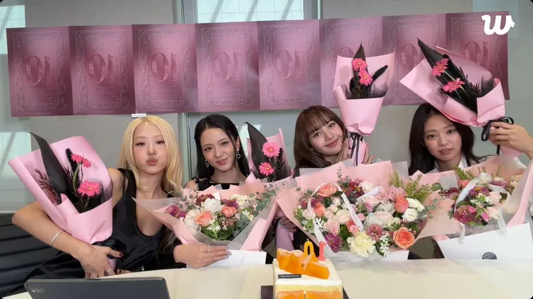 ROSÉ（左起）貼心準備花束送給Jisoo、Lisa、Jennie。翻攝Weverse