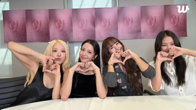 ROSÉ（左起）、Jisoo、Lisa、Jennie擺出愛心手勢讓粉絲截圖。翻攝Weverse