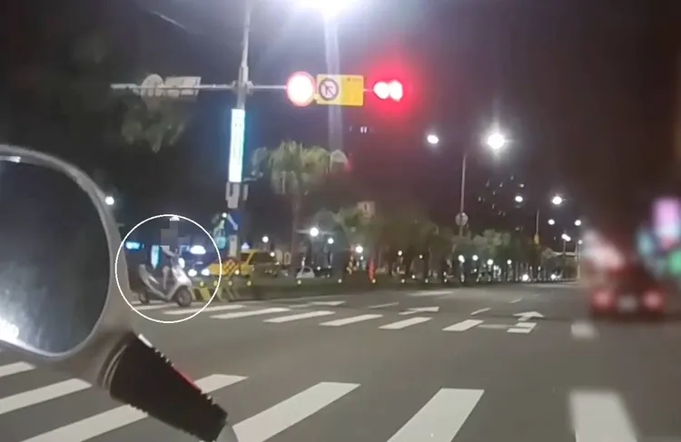 劉男偷車後在紅燈時違規迴轉，當場就被警察攔下，注定賊星該唄。翻攝畫面