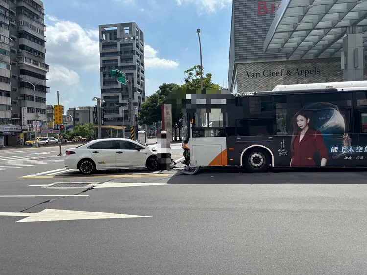 小客車與公車對撞。翻攝畫面