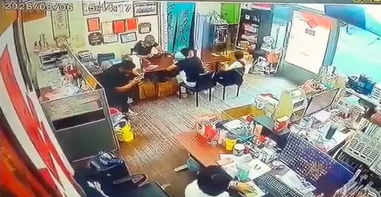 江和樹服務處遭路過駕駛嗆「我會開槍」，服務處人員立即轉頭看向門外。江和樹提供