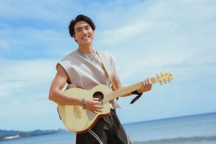 謝大軍為《愛上了夏天》首度挑戰裸上身拍MV。艾迪昇提供