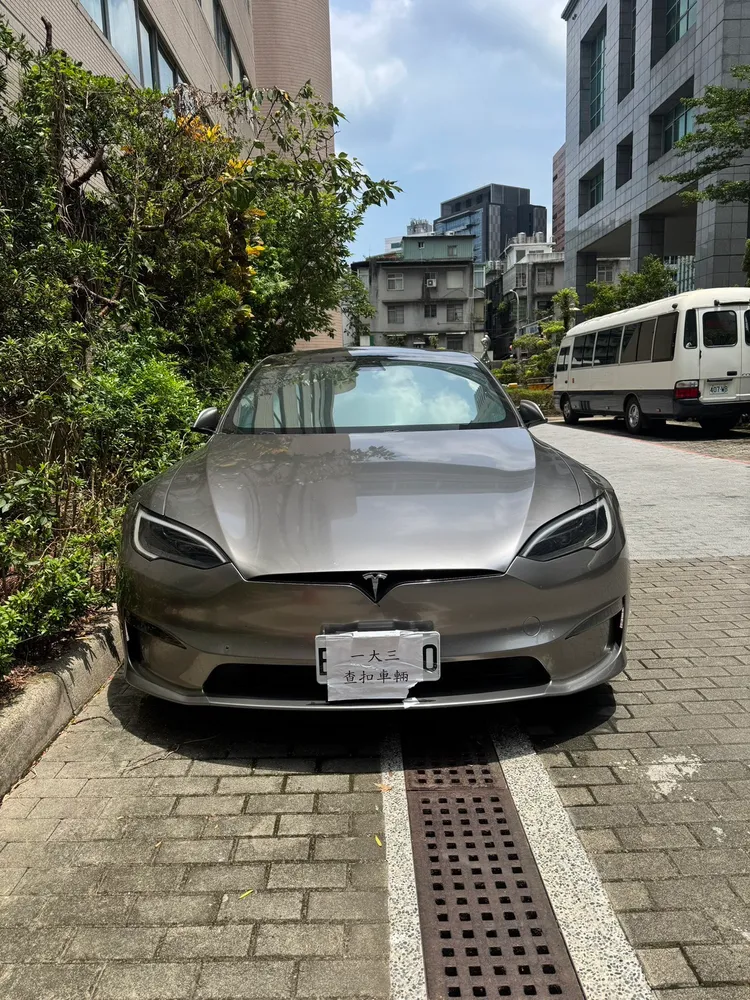 專案小組查扣特斯拉。翻攝畫面