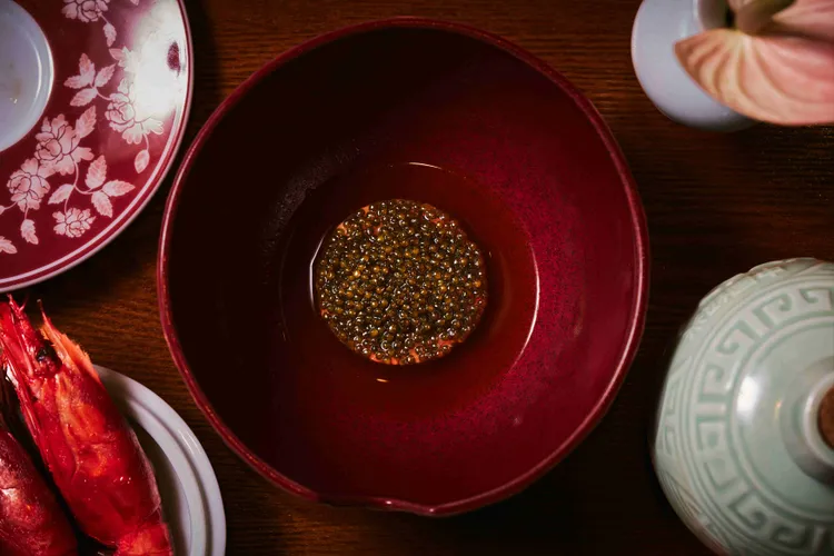 「女兒紅生醉胭脂蝦」以胭脂蝦經陳年女兒紅細心生醉入味，搭配頂級鱘龍魚子醬。業者提供
