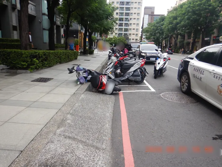 45歲陳女酒後駕車接連發生擦撞及自撞事故。翻攝畫面