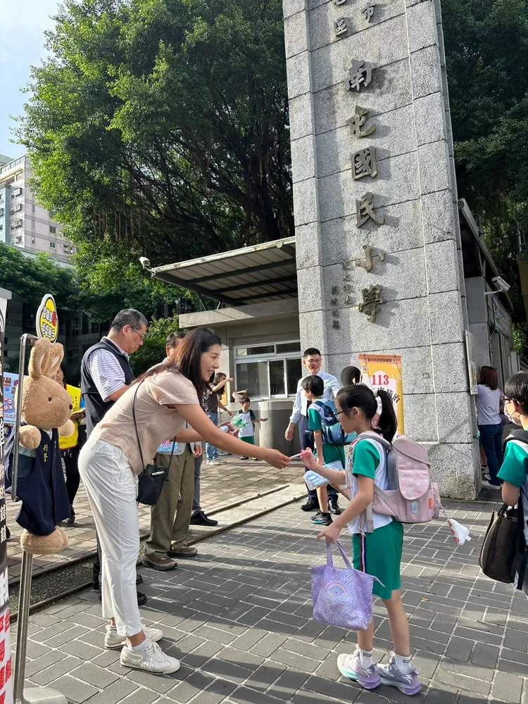 侯湘婷在校門口協助警方發送宣導品給學童。警方提供