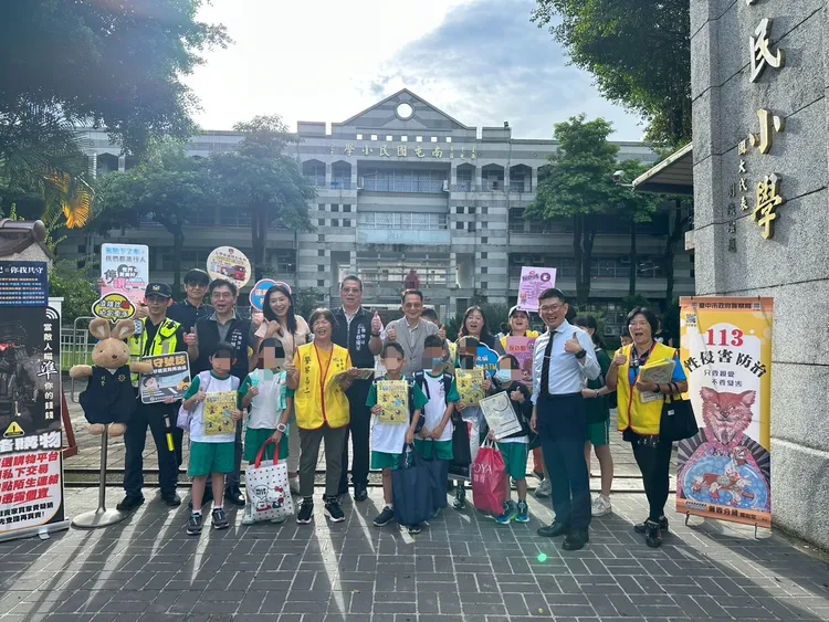 台中市警四分局在南屯國小執行「護童專案」，獲校方及家長會長侯湘婷大力協助。警方提供