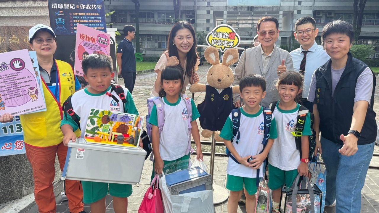「最美家長會長」開學日校門迎學童 歌手侯湘婷成靚點