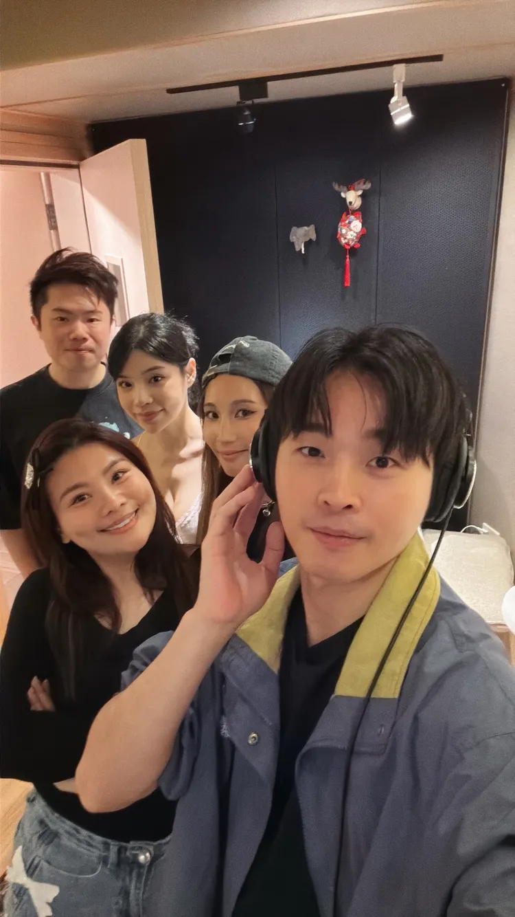 錄音室合照，展瑞（前起）、董仔、前女友莎莎、越南小清、音樂人掖廷宇。星展娛樂提供