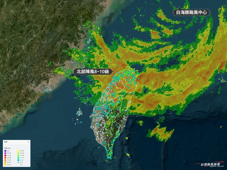 白海豚颱風的外圍環流影響，北部出現最大風力８~１０級，加上外圍螺旋雨帶的雨勢，相當有颱風天感覺。翻攝氣象粉專《台灣颱風論壇｜天氣特急》
