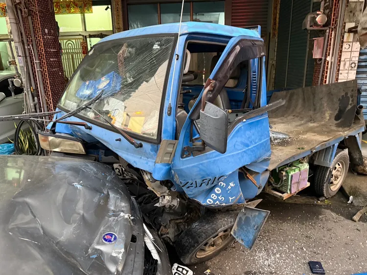 林男駕駛自小客車自撞對向自小貨車，波及附近2車。翻攝畫面