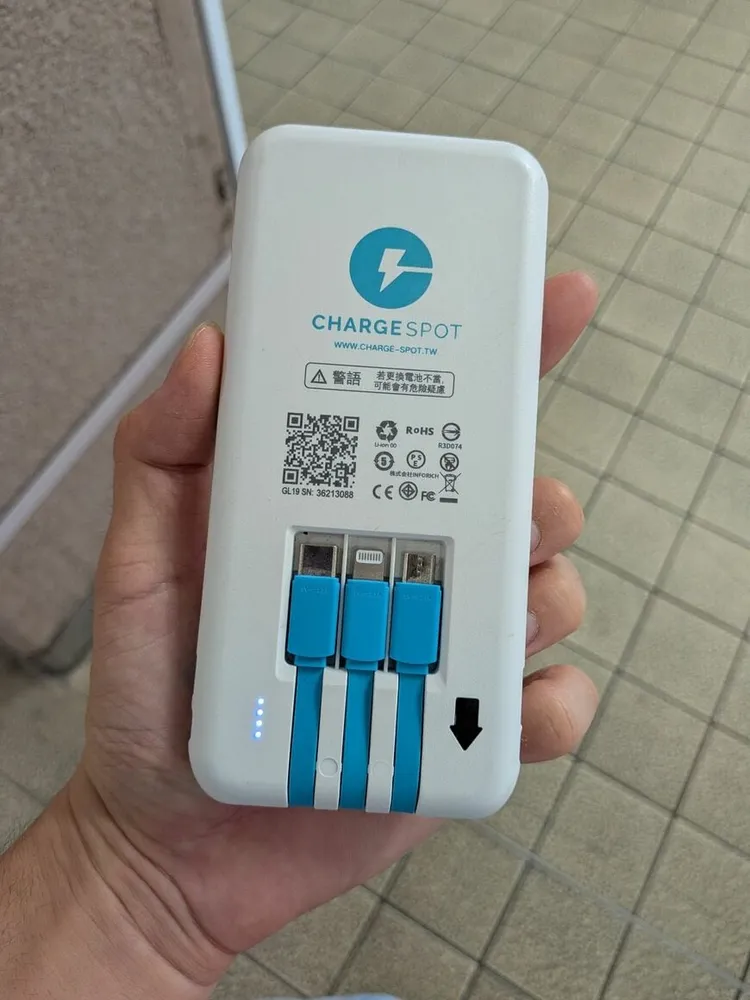 行動電源背面印有繁體中文。翻攝X