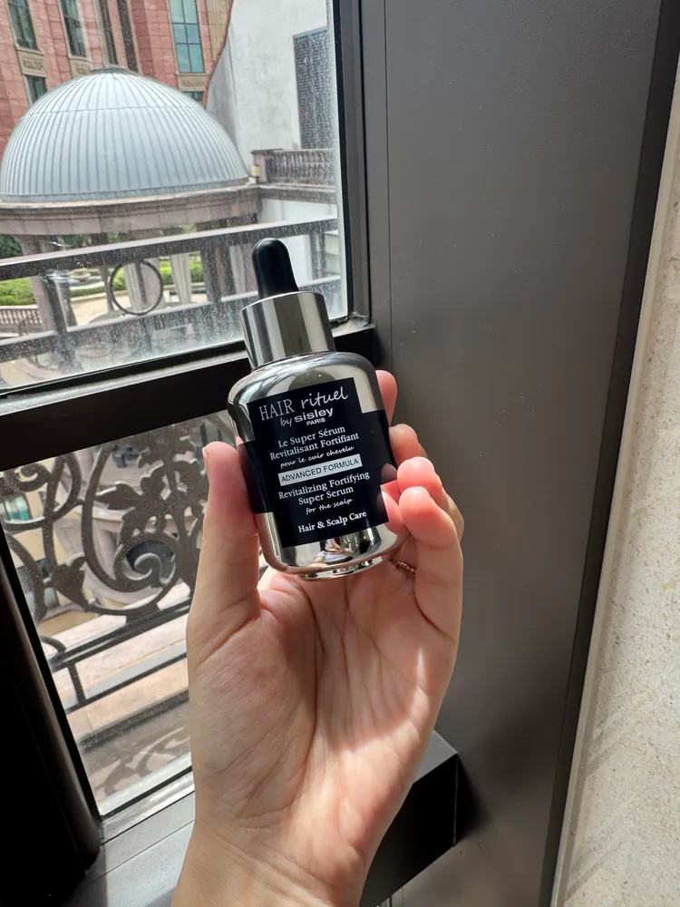 Hair Rituel by Sisley 賦活重升超極髮精華，60ml／8100元。張家玲攝